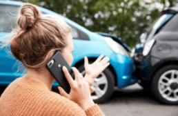 lady talking to insurance company about car accident